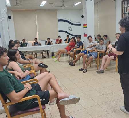 Explicando que es la Olei a jovenes de Hejalutz Lamerjav