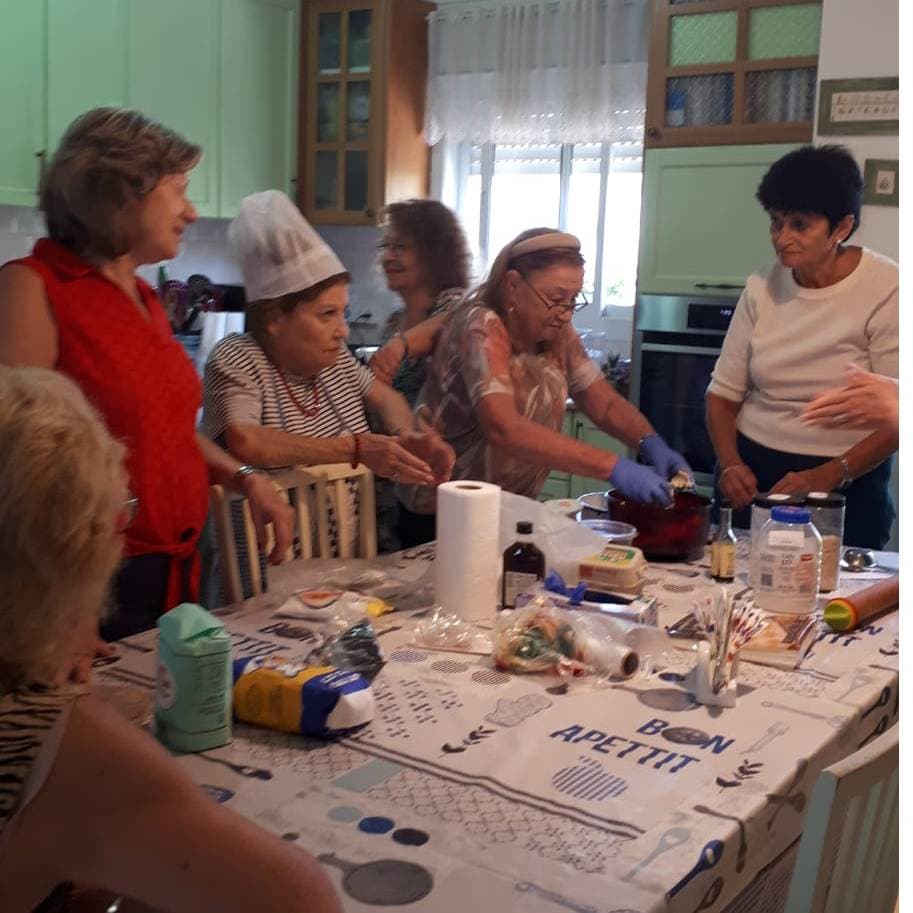 Voluntarias de Olei Modiin, agasajan a los jovenes voluntarios, que durante muchas horas al dia, arman cajas,para los soldados en el Centro de Ayuda de Modiin.
              Las javerot de la filial hornearon galletitas caseras, y las repartieron, recibiendo muchos aplausos de todos los que ahi se encontraban
              Olei presente!