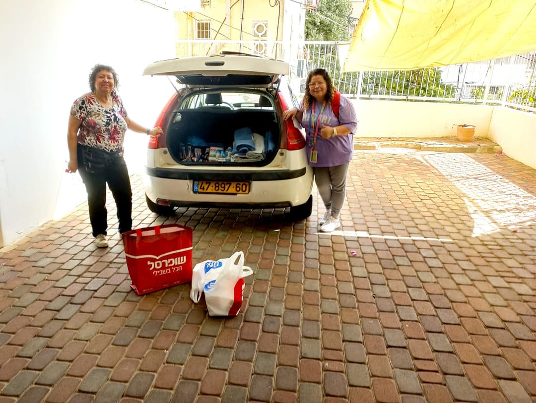 Comprando mas cosas para entregar a soldados y necesitados