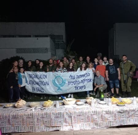 Olim jadashim junto a Olei Naharia ofreciendo una cena a ls soldados en una escuela