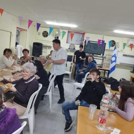 Con jóvenes voluntarios