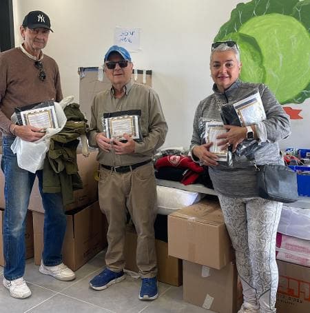 Entregando donaciones para soldados en el frente