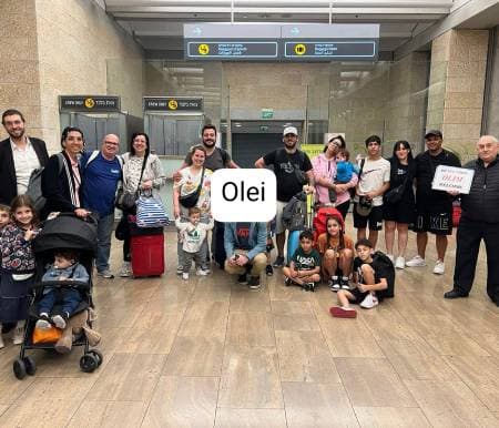 Recibiendo olim en el aeropuerto