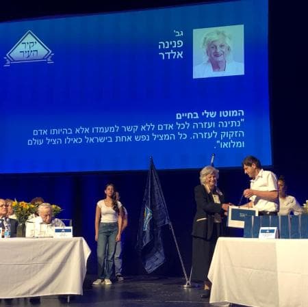 Olá vatika de Argentina socia y compañera de Olei
              Petaj Tikva recibiendo el titulo de "יקירת העיר" esta semana de manos del intendente.
