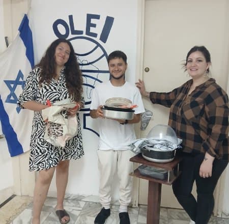 Donando articulos a estudiantes del Ulpan Etzion
