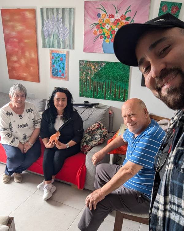 Los cuatro en la foto. Y detrás, algo más grande: aliá, vejez y comunidad