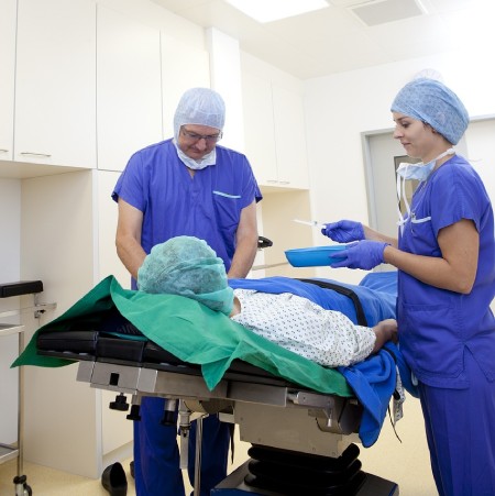 Subvenciones de hasta $82,000 a médicos olim en un ambicioso plan de desarrollo