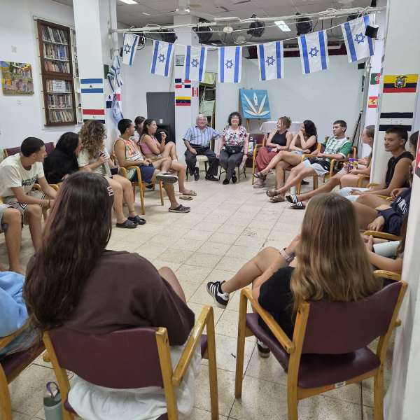 Jóvenes de movimientos juveniles de Latinoamérica compartiendo la OLEI